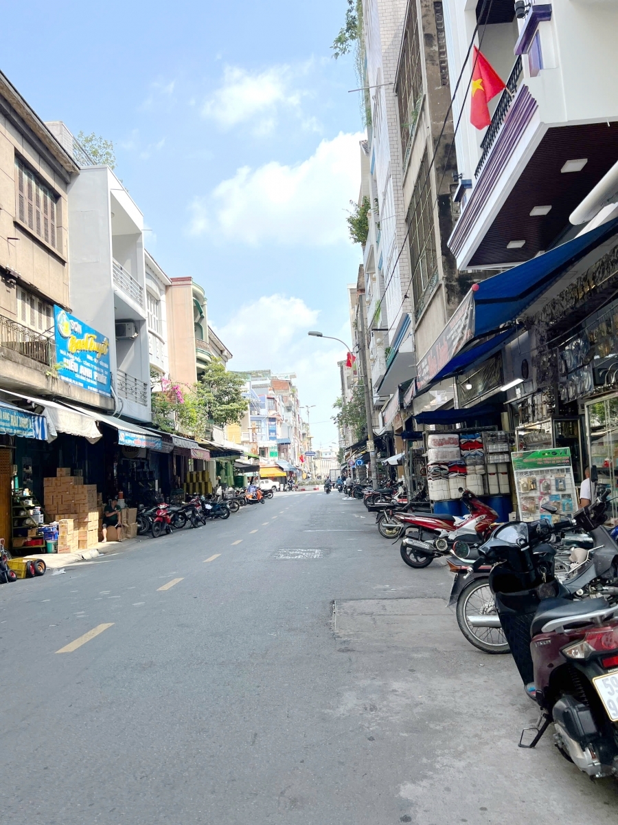 Nhà góc 5 tầng mặt tiền chợ Kim Biên đường Trịnh Hoài Đức P13Q5 . Giá: 34 tỷ