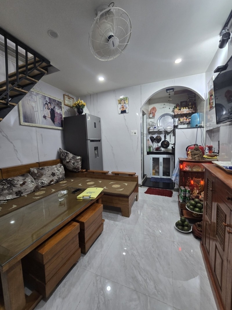 ♣ Nhà Lô Góc sát MT Lý Thường Kiệt đi bộ ra Bạch Đằng 2 tầng đẹp 2.35 tỷ