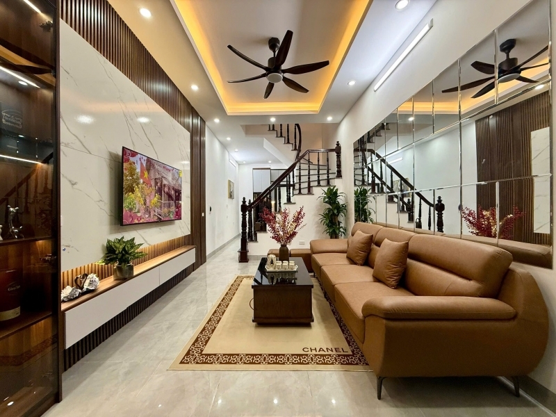 NHÀ LÔ GÓC VỊ TRÍ ĐẸP NGUYỄN XIỂN 31m 7,5 TỶ VIEW MẶT PHỐ 3 LÀN Ô TÔ