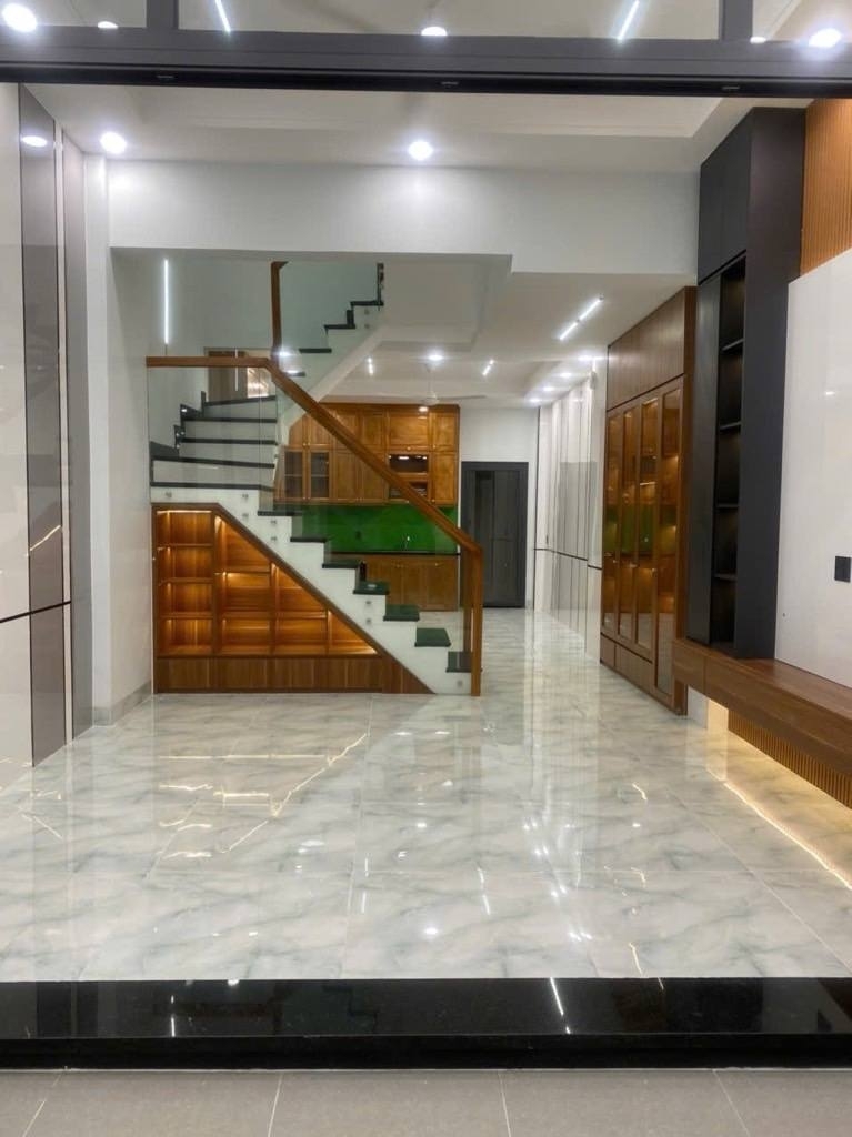 Nhà mặt tiền đẹp ở ngay đường số 4 tầng 75moto ngủ trong nhàđường trước nhà 8mgần Bv Lê Văn