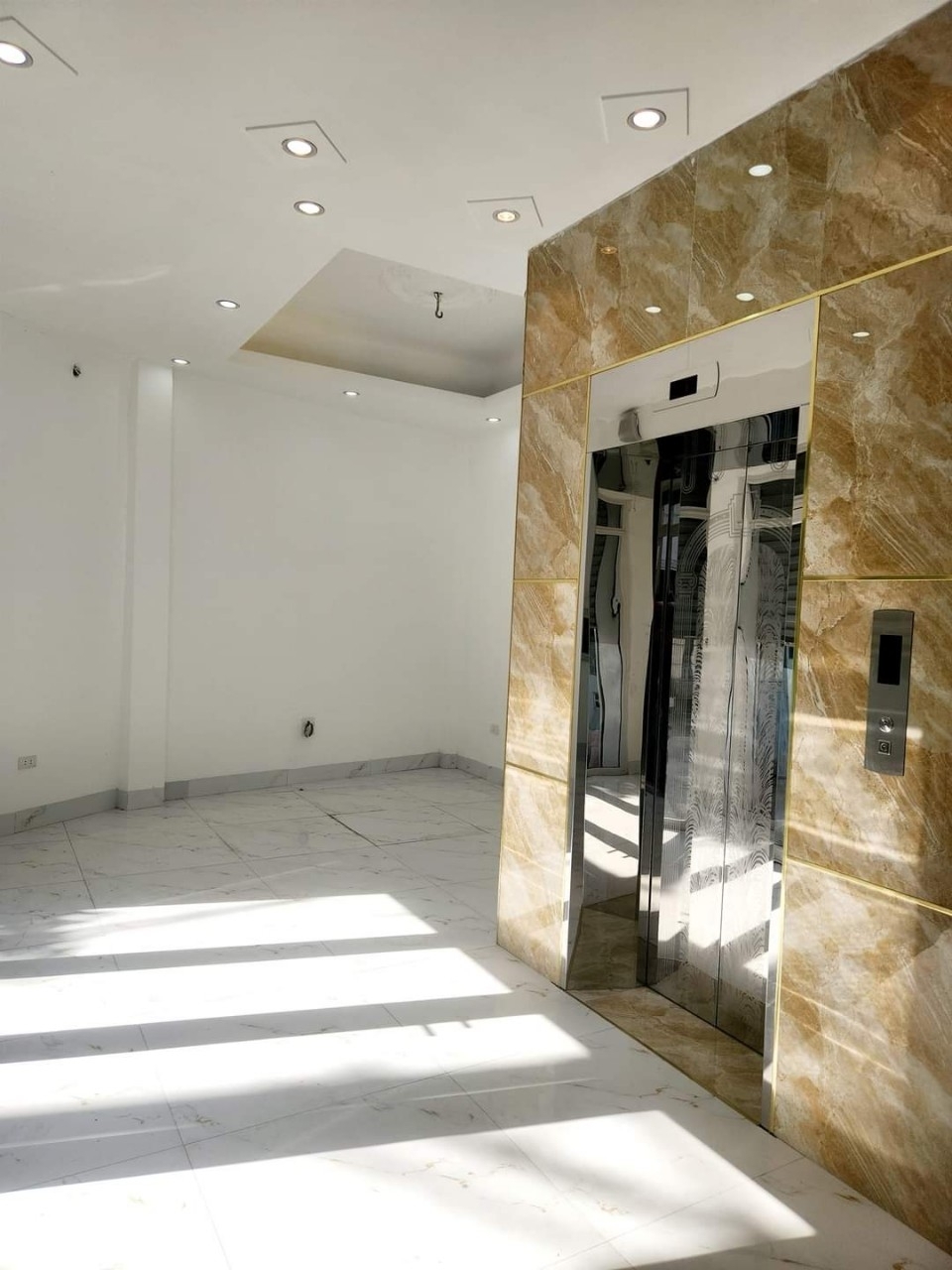 Nhà mình cho thuê nhà lô góc mới Mai Hắc Đế; vỉa hè 112m2* 5T- 46 Tr