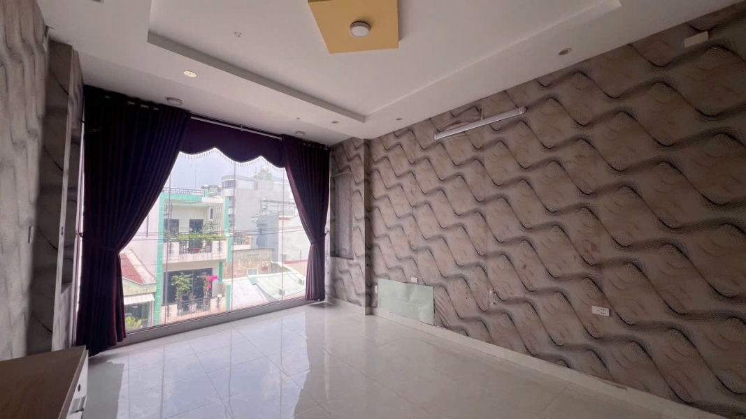 PHÒNG BAN CÔNG FULL KÍNH – GẦN IUH  - GÒ VẤP TP HCM