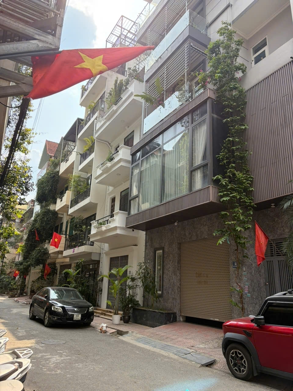 Siêu phẩm bán nhà phân lô Lạc Long Quân ô tô vào nhà 6 tầng thang máy 30 tỷ