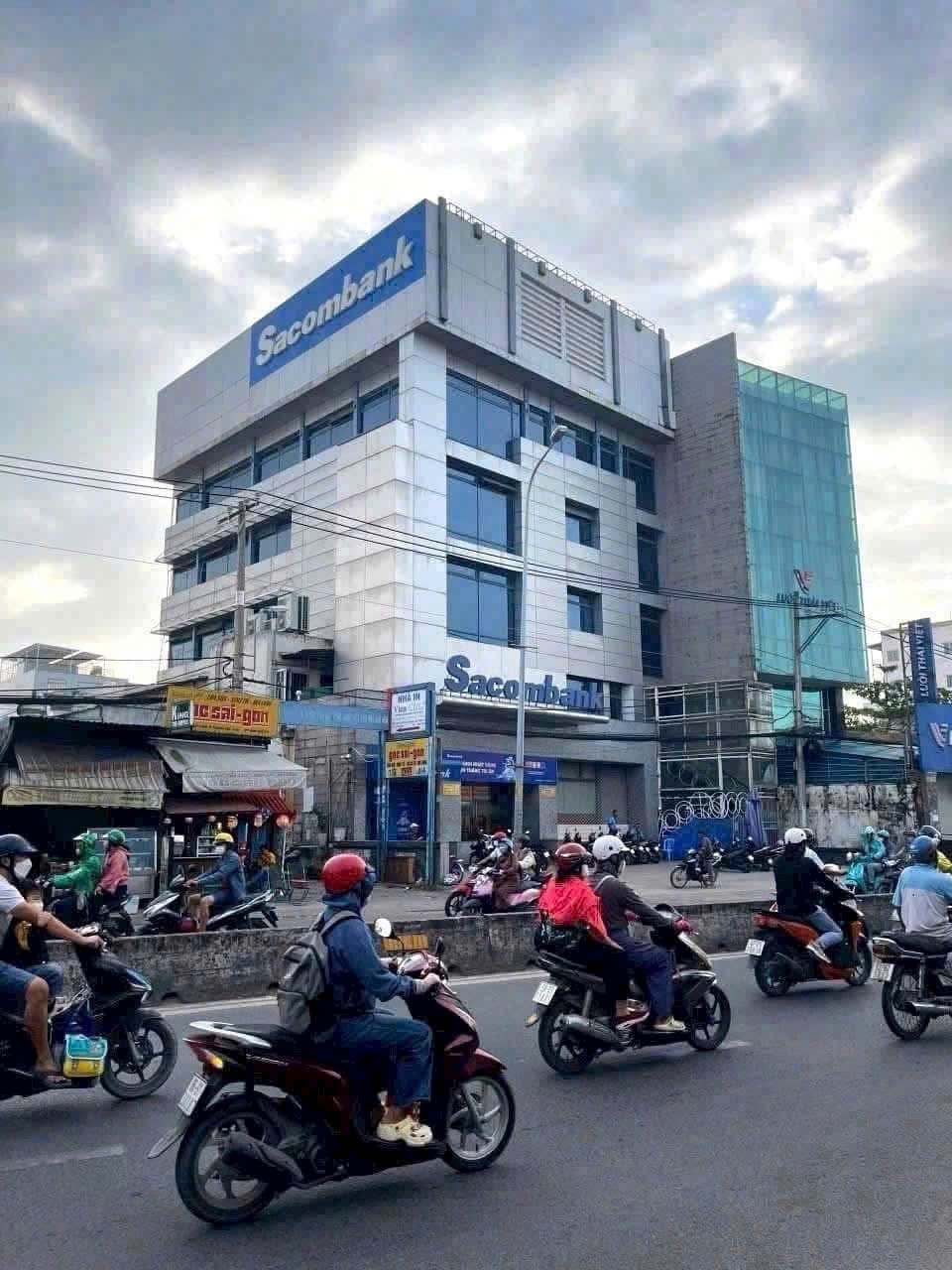 SIÊU PHẨM TOÀ NHÀ GÓC 2 MẶT TIỀN HÀ HUY GIÁP – DÒNG TIỀN 180TR/THÁNG