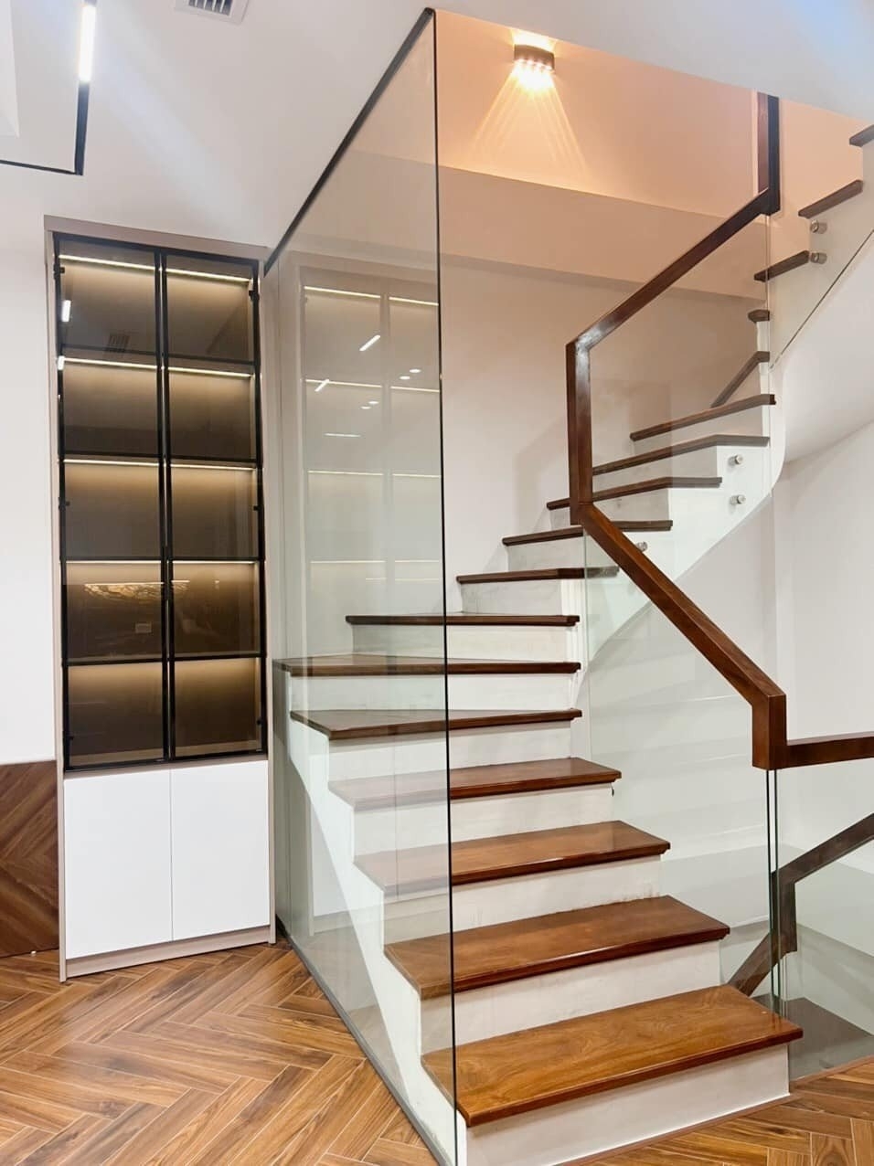 Tôi cho thuê nhà mới hai cửa đi vỉa hè 117m2- 5T Chùa Láng_45 Tr