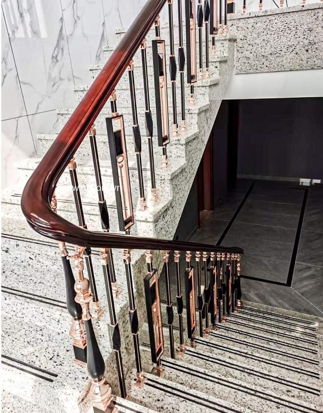 Tôi chủ nhà cho thuê nhà lô góc mớivỉa hè 113m2- 5T Duy Tân_44 Tr