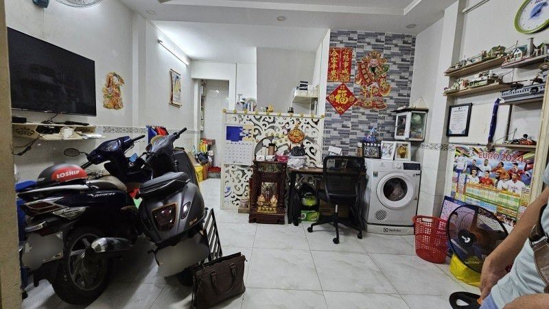 VỊ TRÍ ĐẸP - NHỈNH 2 TỶ HIẾM NHÀ BÁN QUẬN 11 - NHÀ ĐẸP VÀO Ở NGAY - CÁCH VÀI BƯỚC CHÂN RA HẺM Ô TÔ