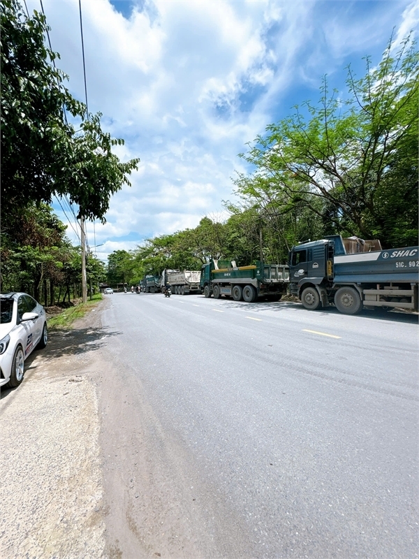 X084 bán nhà xưởng với thiết kế khung thép kiên cố trang bị trạm điện lớn. trạm cân 80T