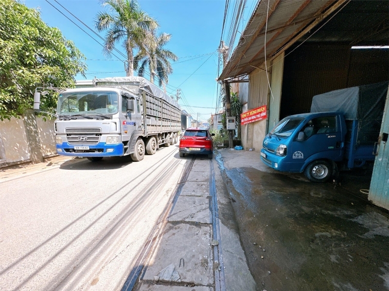 X135 bán nhà xưởng hiện đại khu dân cư ở kín đông đúc người qua lại SX nhiều ngành nghề